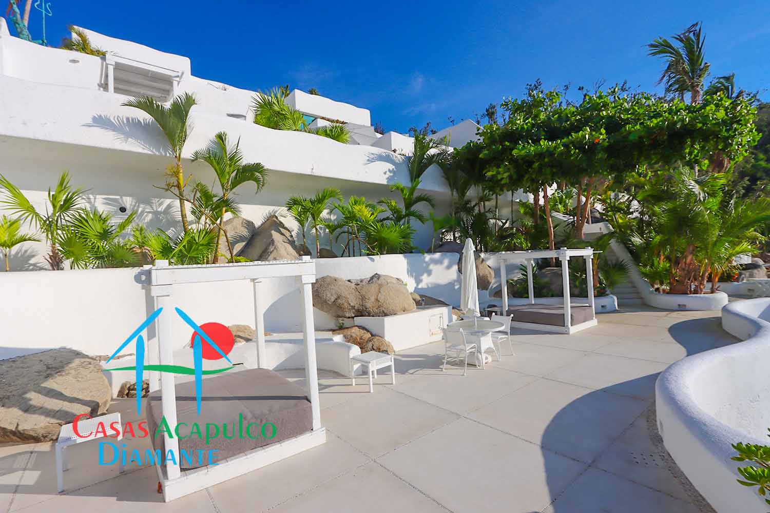 Casa de la Ensenada - Terraza inferior con asoleadero, playa artificial, camastros con gabinetes, alberca, jauzzi 2 Casa de la Ensenada - Terraza inferior con asoleadero, playa artificial, camastros con gabinetes, alberca, jauzzi 2